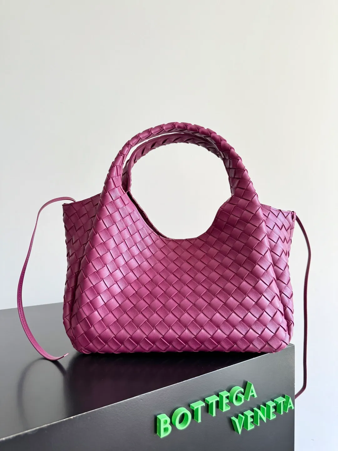 Batch 2160 new products are coming! BOTTEGA VENETA Bottega Veneta's 2025 new Campana shoulder bag is on the market~ First of all, I would like to praise the weight of this bag. As a not too small bag, it is very light for daily use. For people like me who need to carry a lot of belongings when going out, this advantage is great, and it greatly reduces the burden of traveling. 🛍️The shape is a bit like a combination of parachute and jodie. The blunt triangle shape is cute and honest. Carrying it on your back when going shopping is a good mood accelerator. The handles and body of the bag are both classic weaves. A tie is added to the original open design. If it is not tied up, the bag will look like a small vegetable basket when carried. Style number: 844249 Size: 33*20*16.5cm